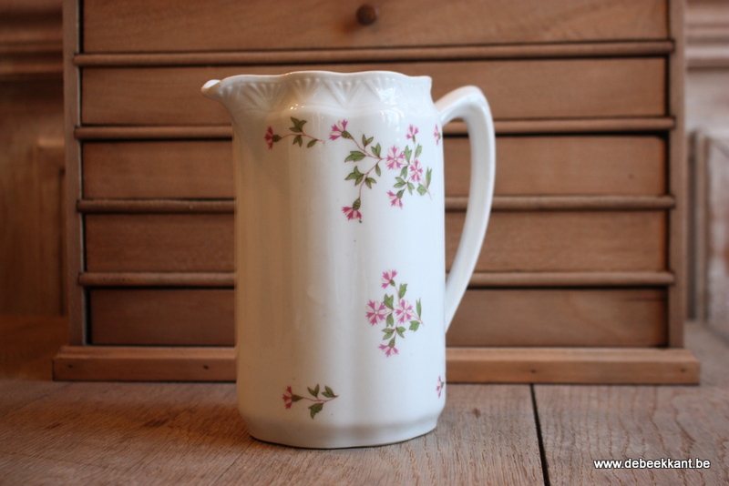 Antieke waterkan wit met bloemen