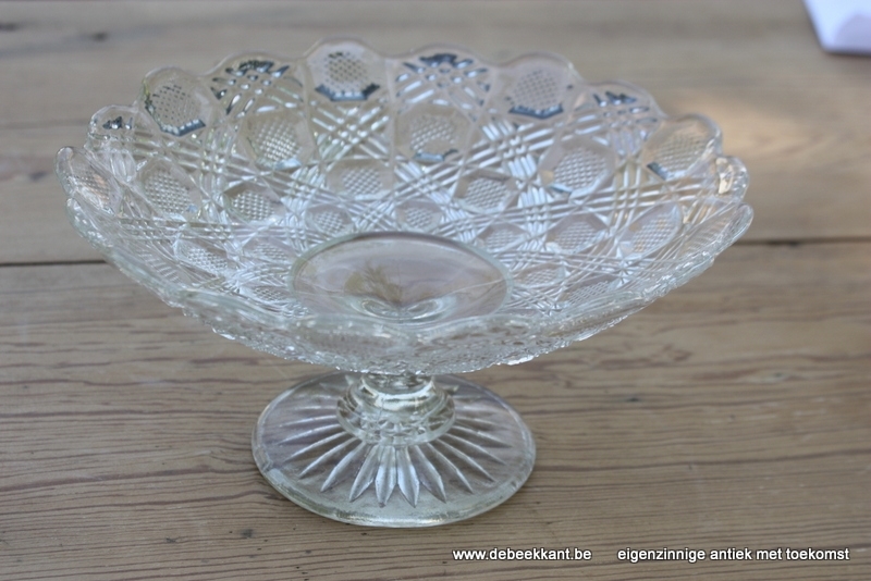 Antieke taartschotel glas op voet