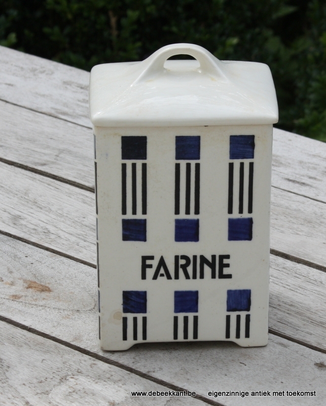 Antieke artdeco voorraadpot wit met blauw strak motief.