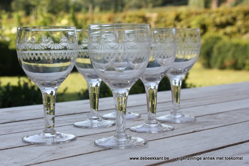 Antiek wijnglas gegraveerd
