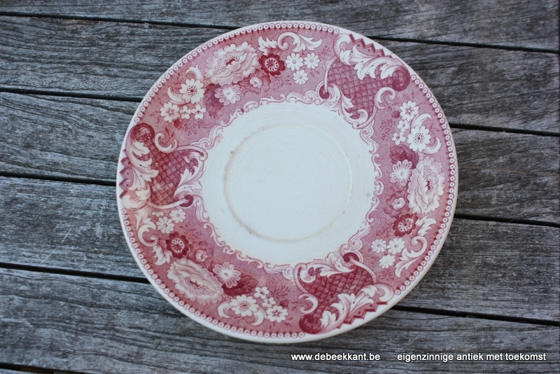 Antiek bordje wit met rood motief Maestricht VICTORIA