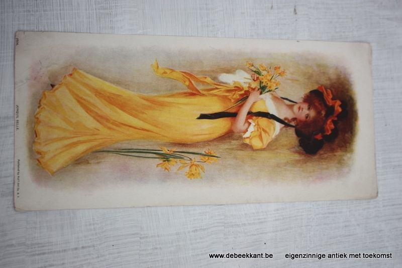 Antieke prent dame geel kleed