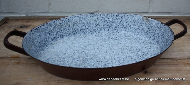 Antieke braadpan met email