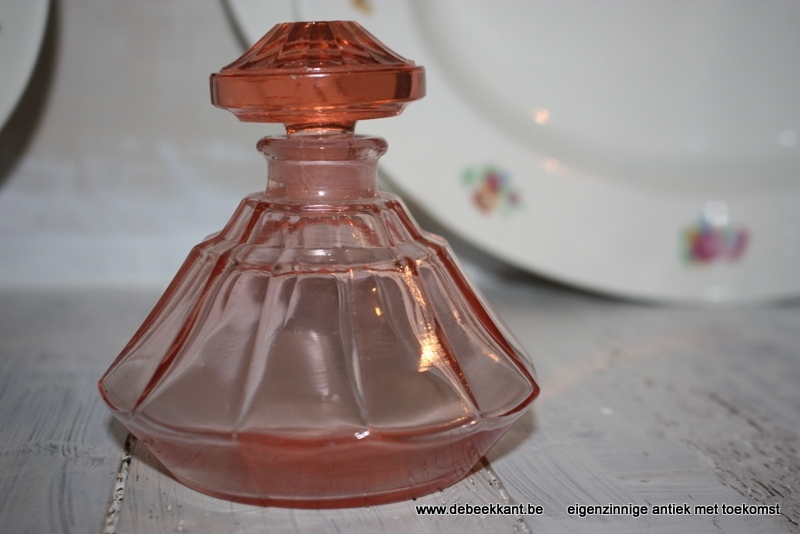 Antieke parfumfles met dop roze glas art deco