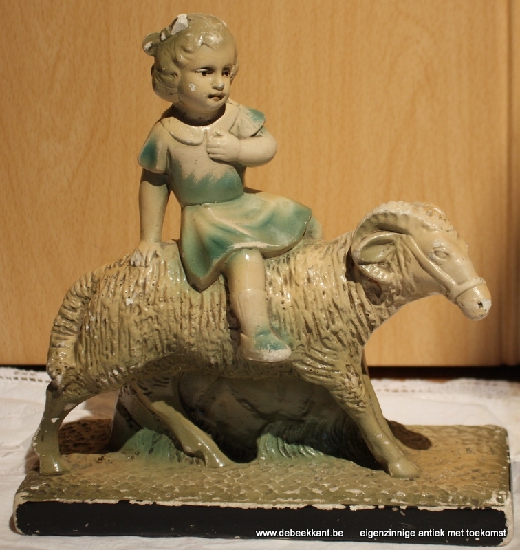 Antiek beeldje kind met geit