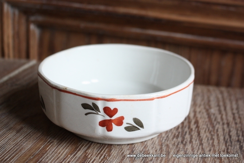 Antieke schotel nestschotel met bloemen