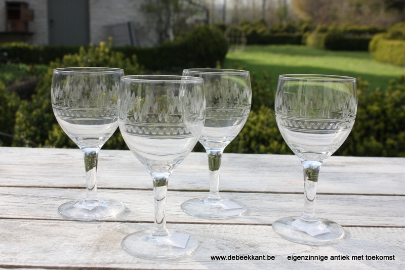 Set van 4 antieke gegraveerde glazen