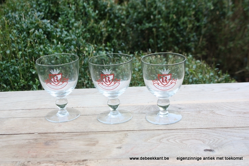 Bierglas op voet bol brouwerij Roman rode letters
