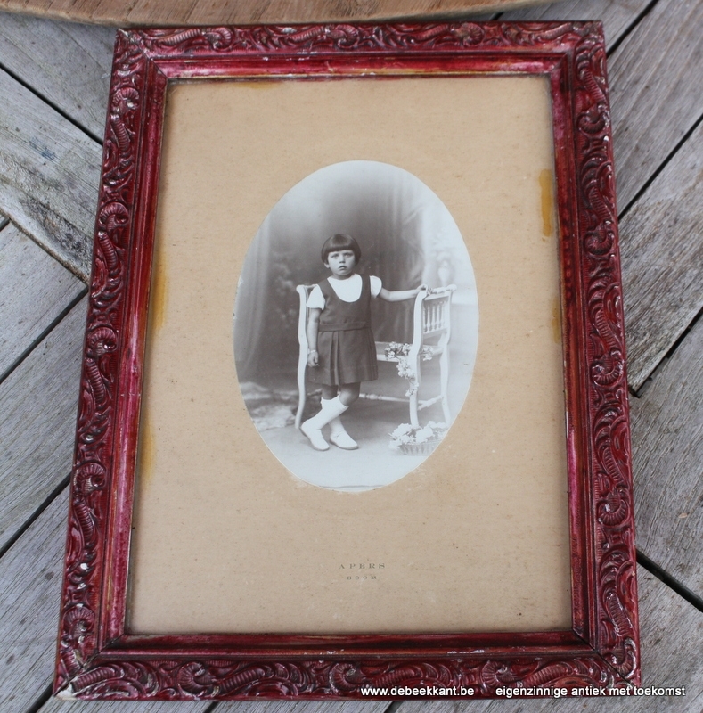 Antieke donkerrode kader met foto kind meisje 21 x 27.6