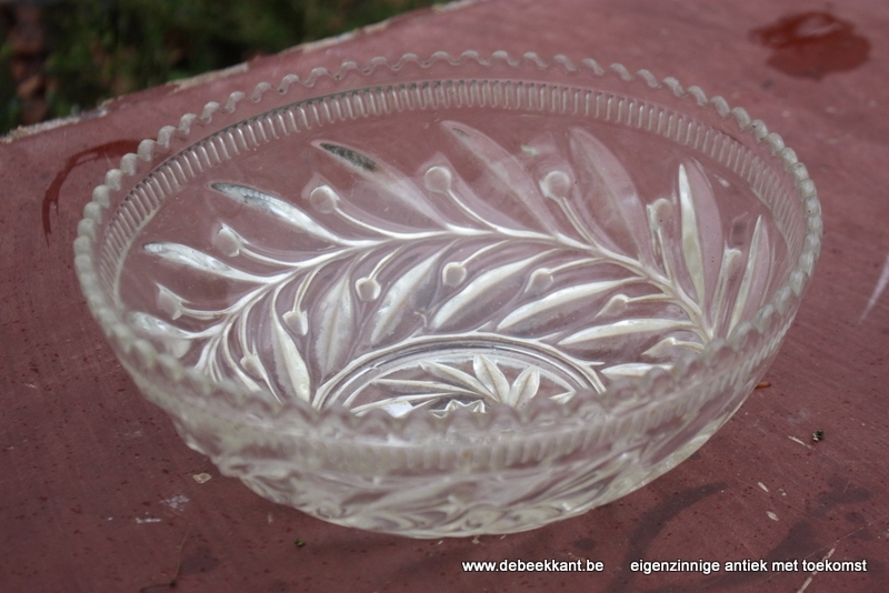 Oude glazen schaal wit glas