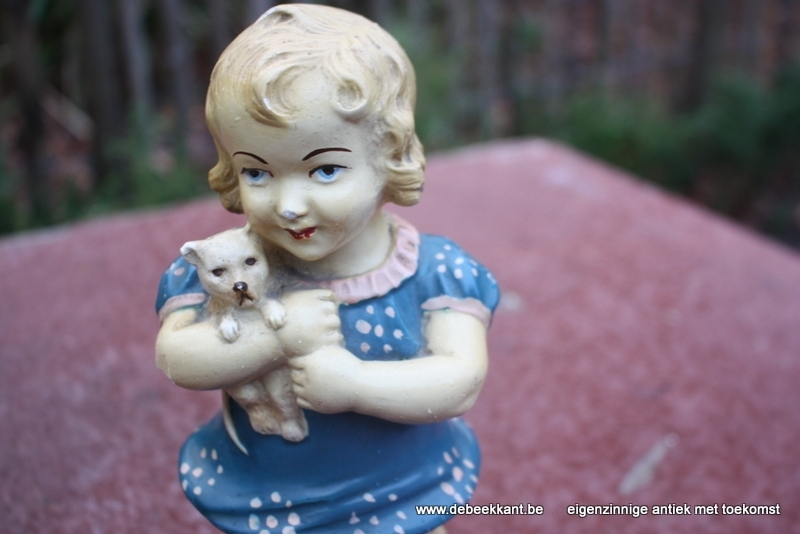 Brocante beeldje meisje