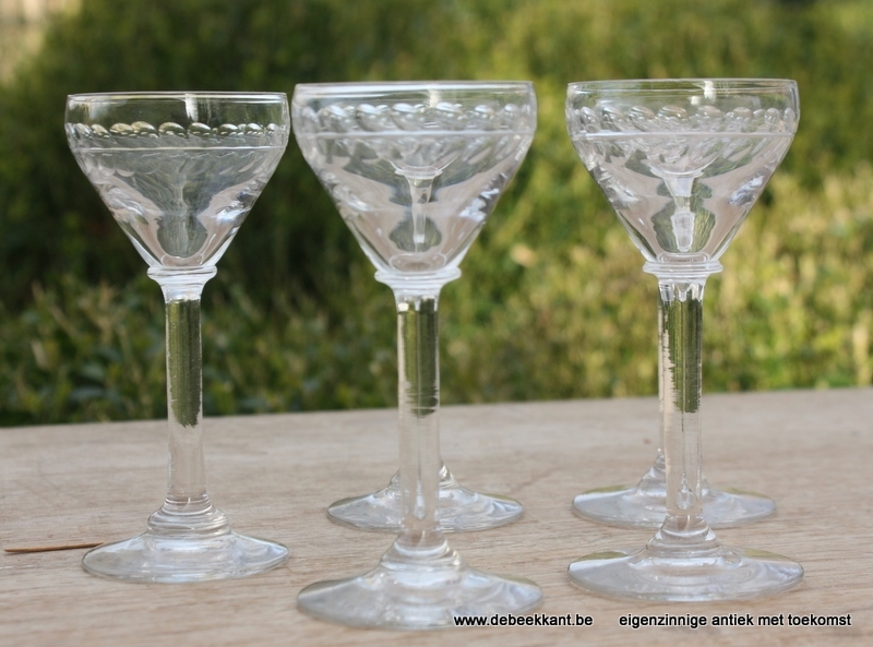 Set van 5 antieke glaasjes op voet