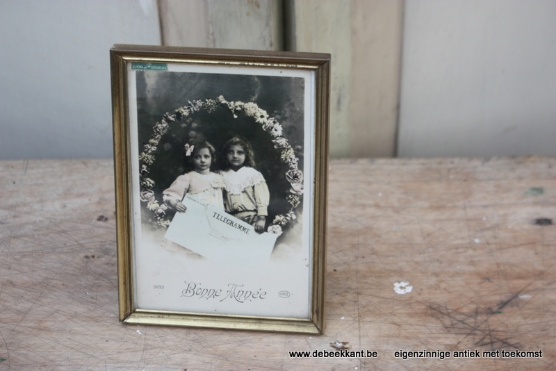 Retro fotokader met oude postkaart meisjes