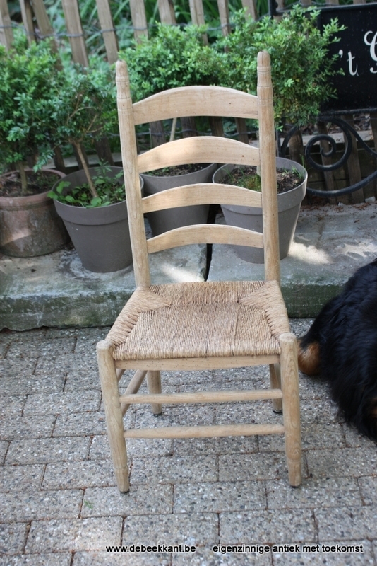 Antieke lage stoel opgekuist