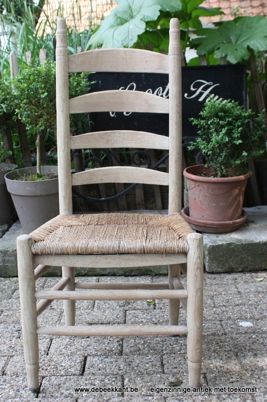 Antieke stoel met biezen opgekuist