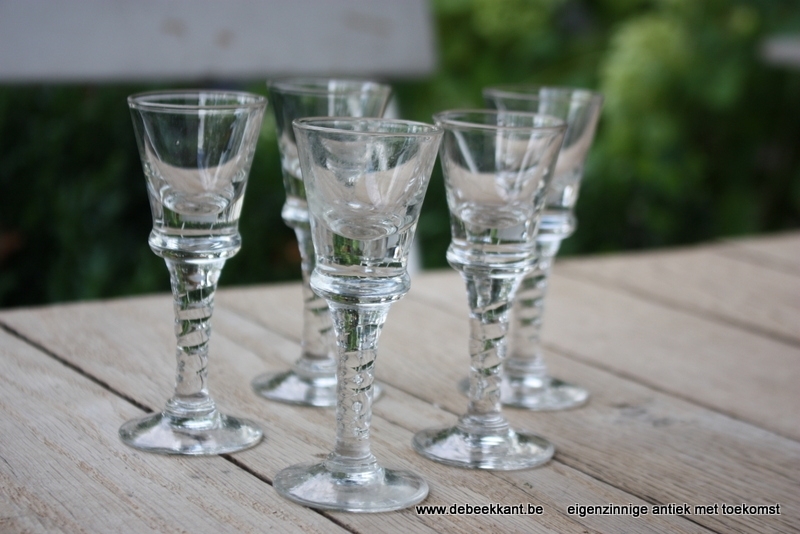Set antieke druppelglaasjes borrelglaasjes