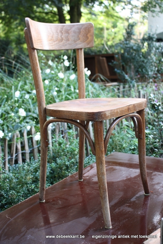 Oude antieke vintage caféstoel met ronde rug