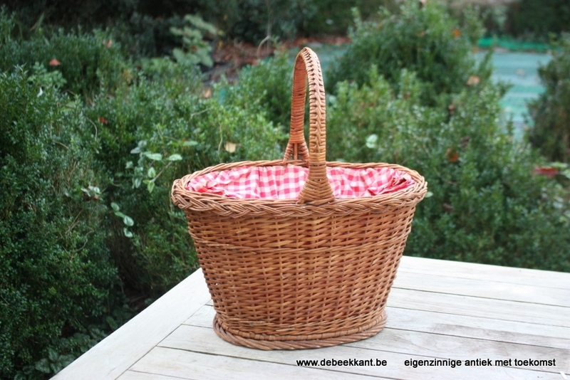Picnicmand met rood vichy stofje