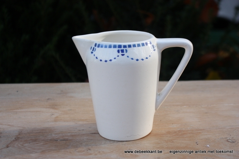 Antieke kan kannetje melkkan Art deco motief