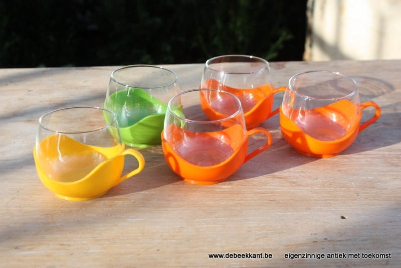 Set van 5 vintage tassen thee glas en kunststof
