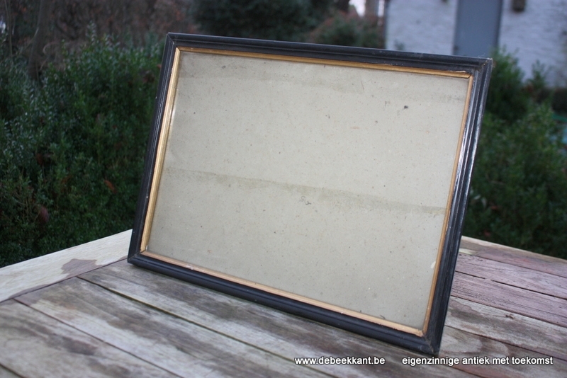 Antieke zwarte houten kader met goudboord 30,7 x 41,6