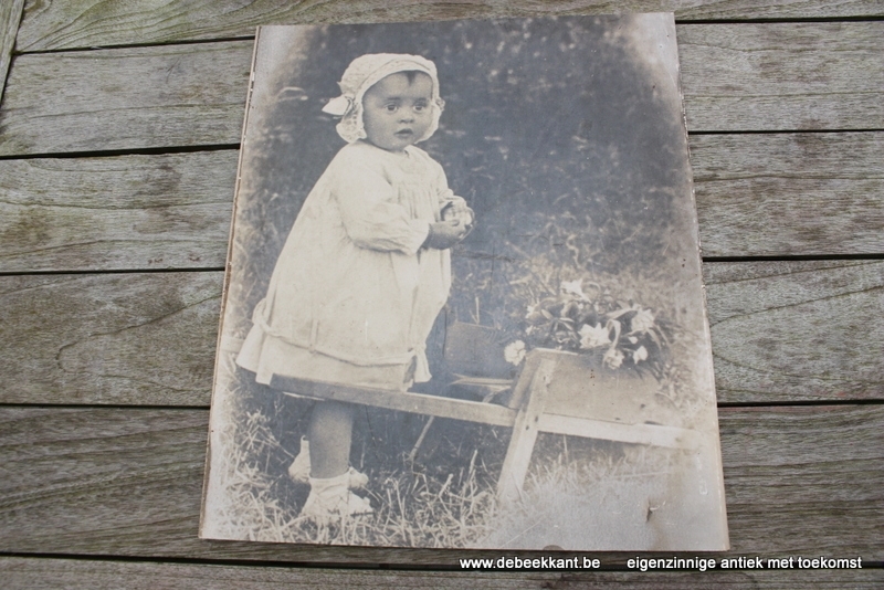 Antieke kinderfoto meisje met kruiwagen 30 x 35.4