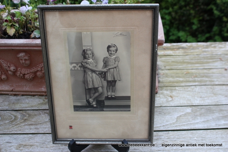 Antieke kinderfoto twee zusjes streepjeskleed 22 x 30