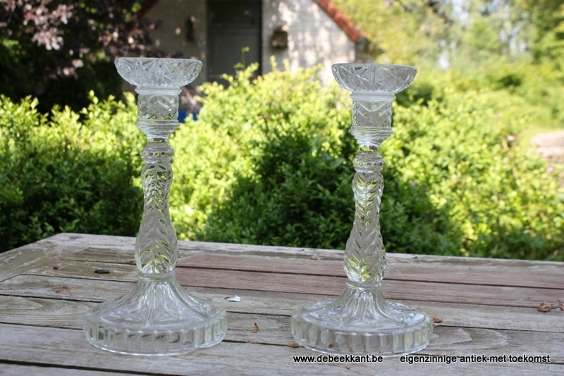 Set van twee antieke glazen kandelaars