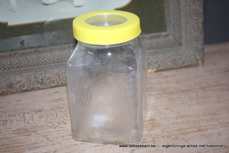 Retro glazen pot met plastic deksel