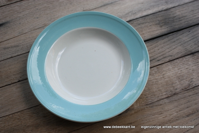 Vintage borden wit pastel boord blauw