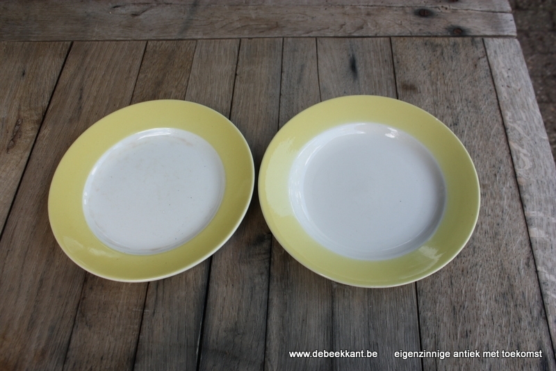 Vintage borden wit pastel boord geel