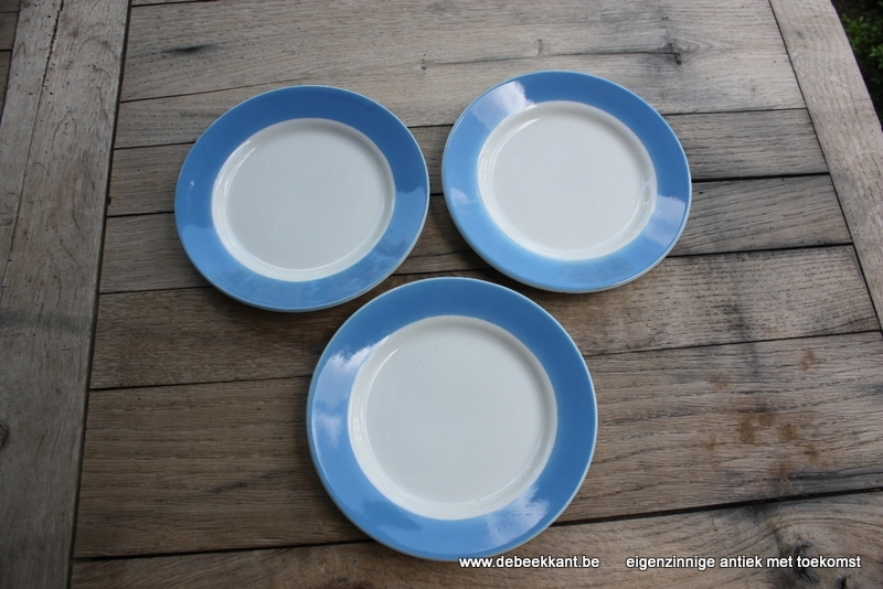 Vintage borden wit pastel boord blauw