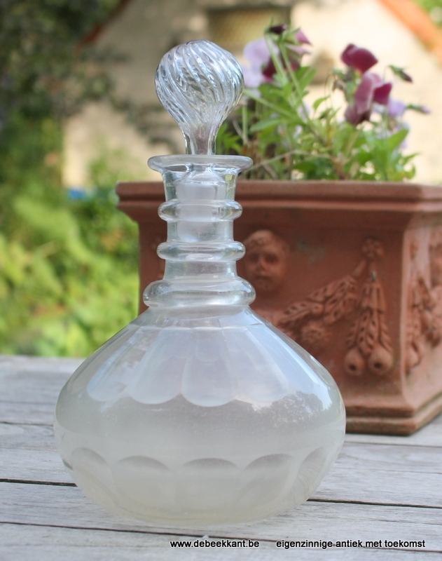 Antieke karaf met glazen dop