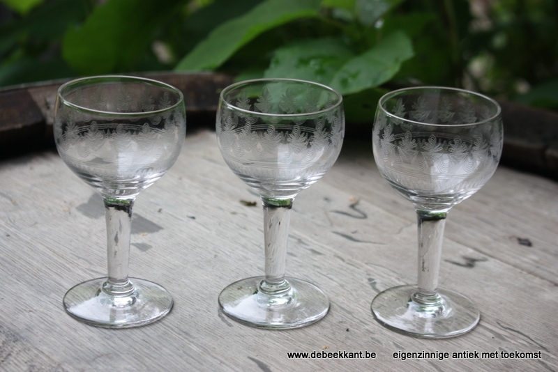 Set van 3 antieke geslepen glazen
