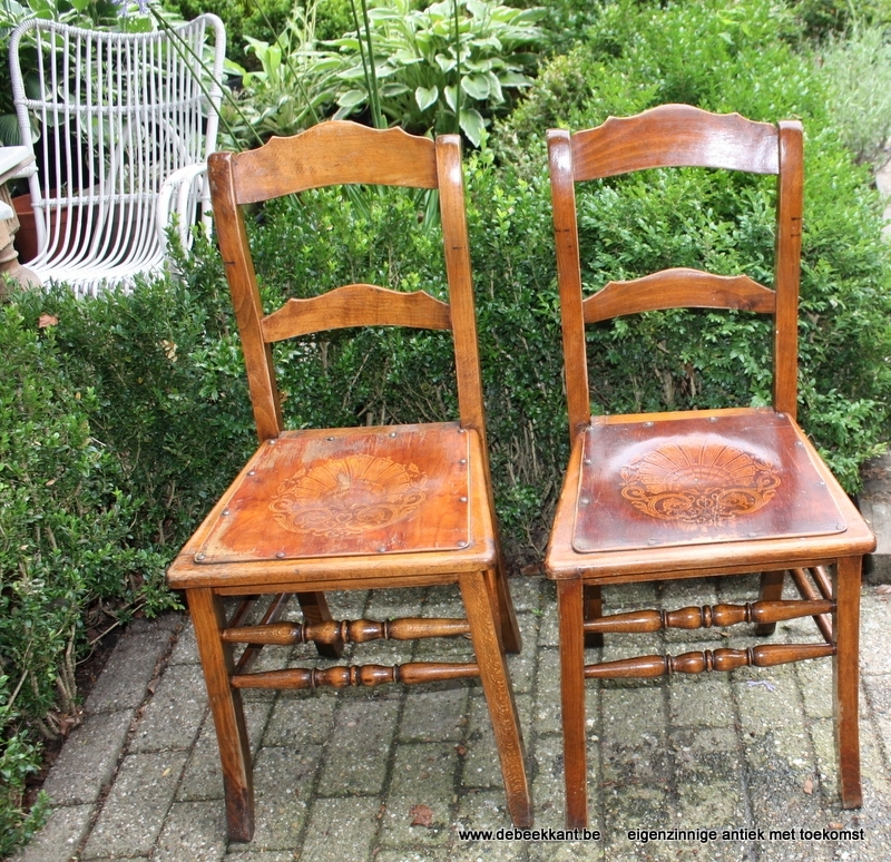 Set van twee antieke caféstoelen authentieke staat