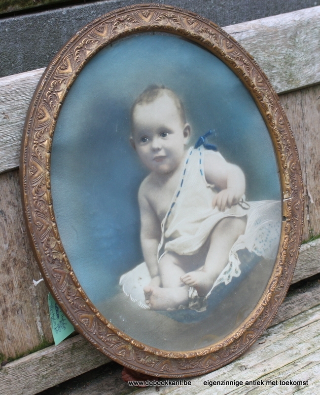 Antieke babyfoto ovalen kader40.7 x 47.7