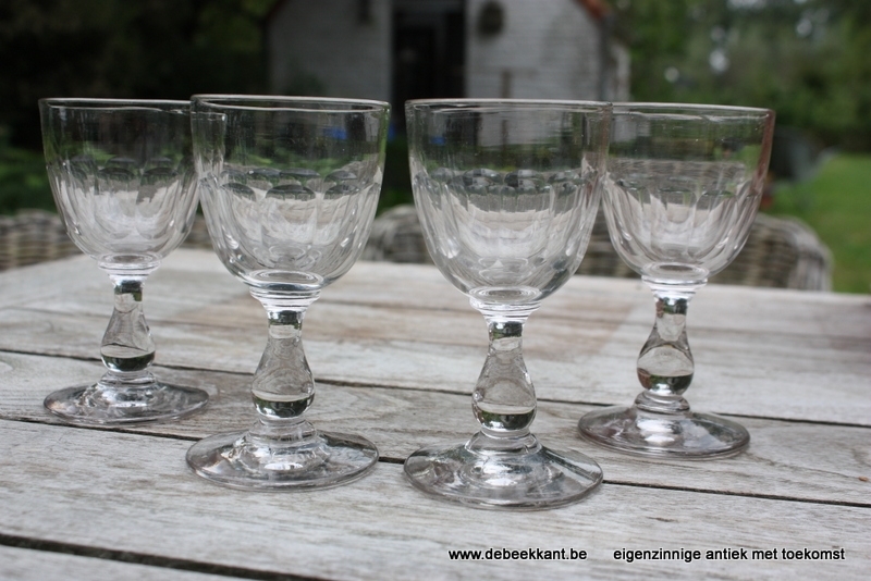 Set van 4 antieke glaasjes