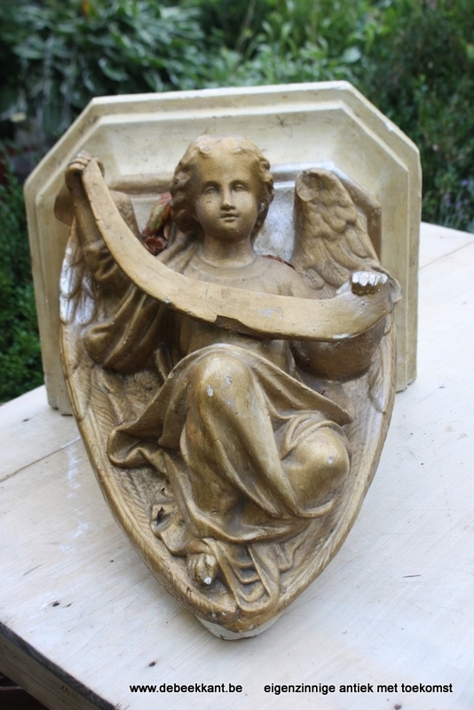 Antieke console met engel