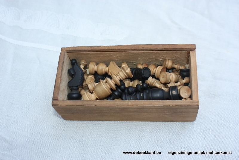 Oude houten schaakstukken