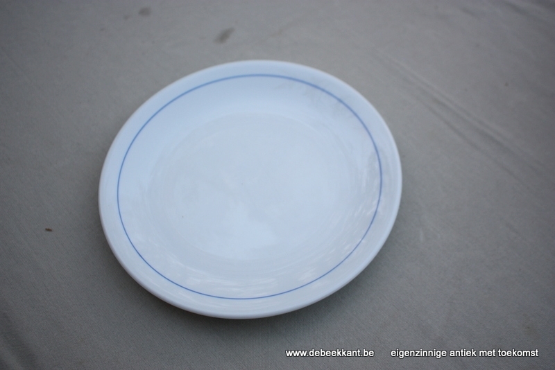 Vintage wit ontbijtbord met blauwe boord la porcelaine de Baudour 5000