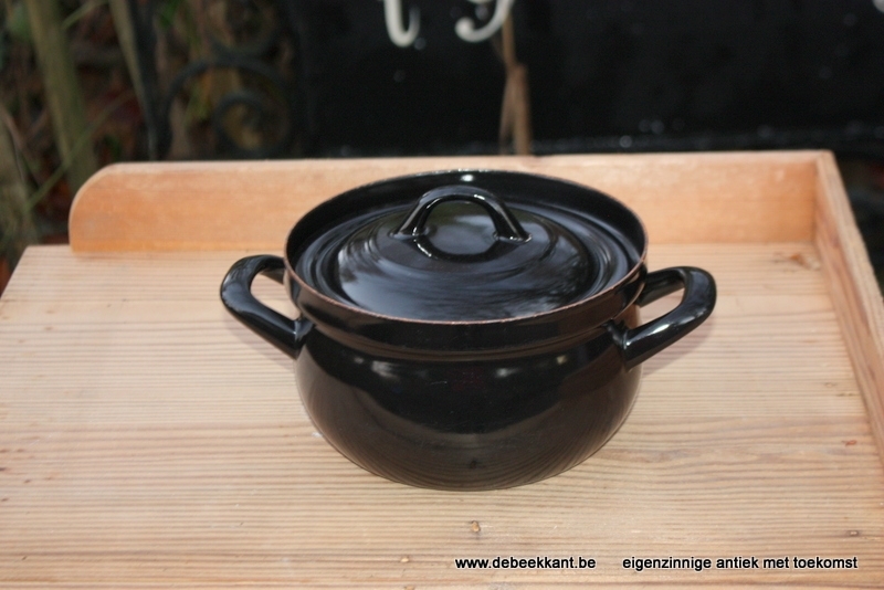 Antieke zwarte ijzeren kookpot zwart
