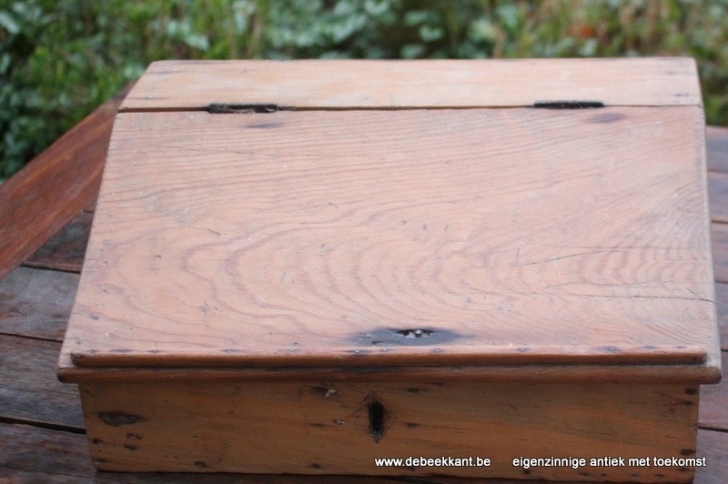 Antieke kleine tafellessenaar secretaire opgekuist