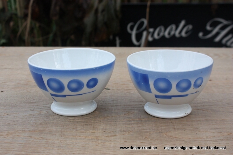 Set van twee antieke koffietassen spoelkommen bollen St Ghislain
