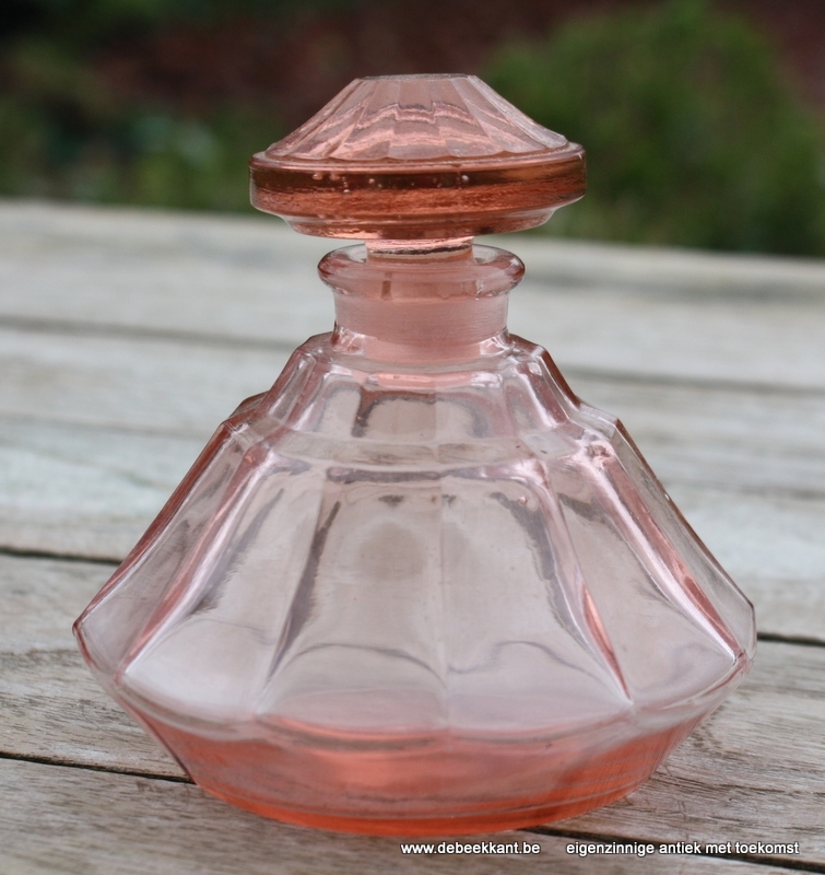 Antiek roze parfumflesje met dop