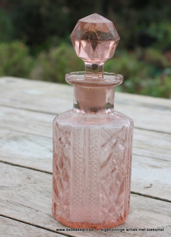 Antiek parfumflesje roze glas