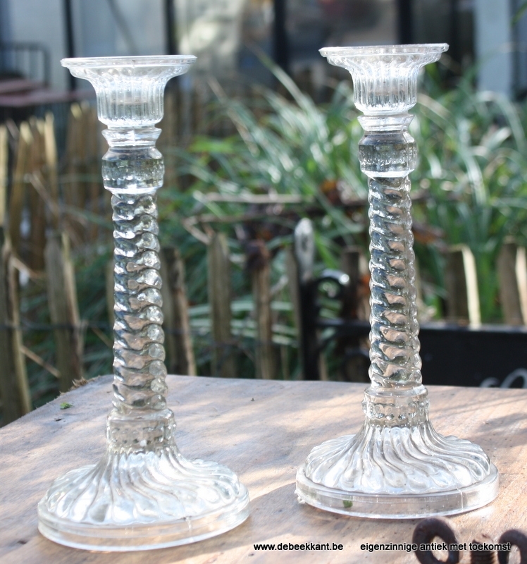 Set van 2 antieke glazen spiraalkandelaars kandelaars