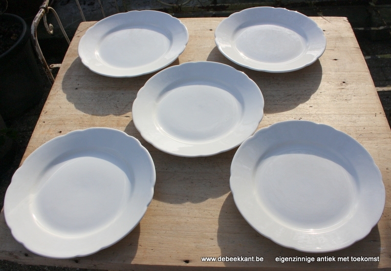 Antieke witte platte borden dinnerborden Ceramique Maestricht