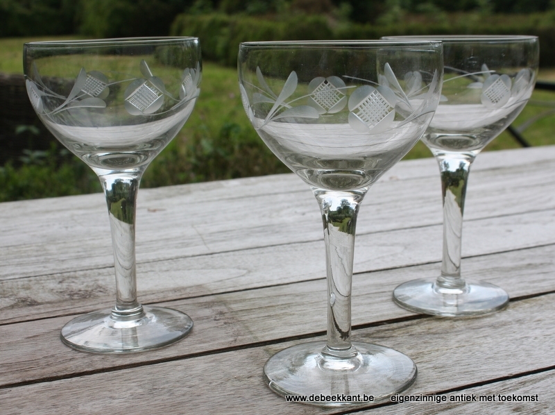 Antieke glazen op voet Artdeco geslepen