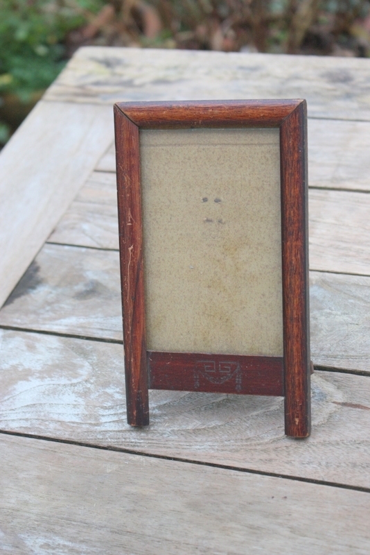 Antieke bruine staankader met art deco motief en guirlande 11 x 19.2