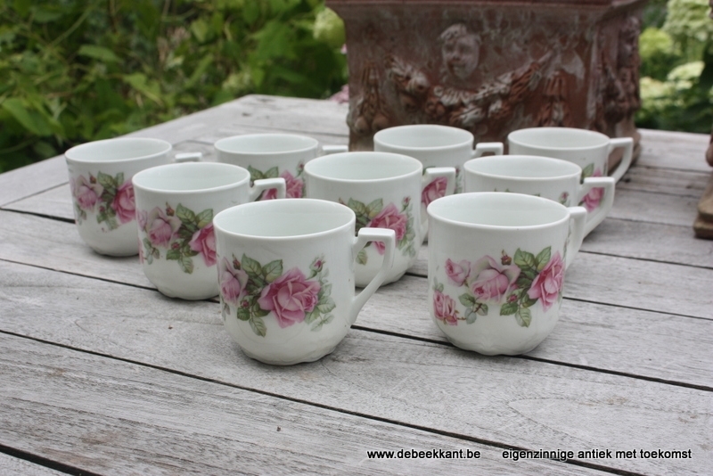 Set antieke kopjes met rozen